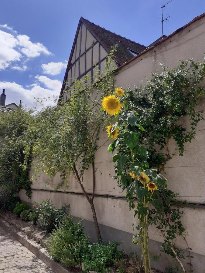 Clos Montcenoux, au coeur de Bourges. Extérieur photo